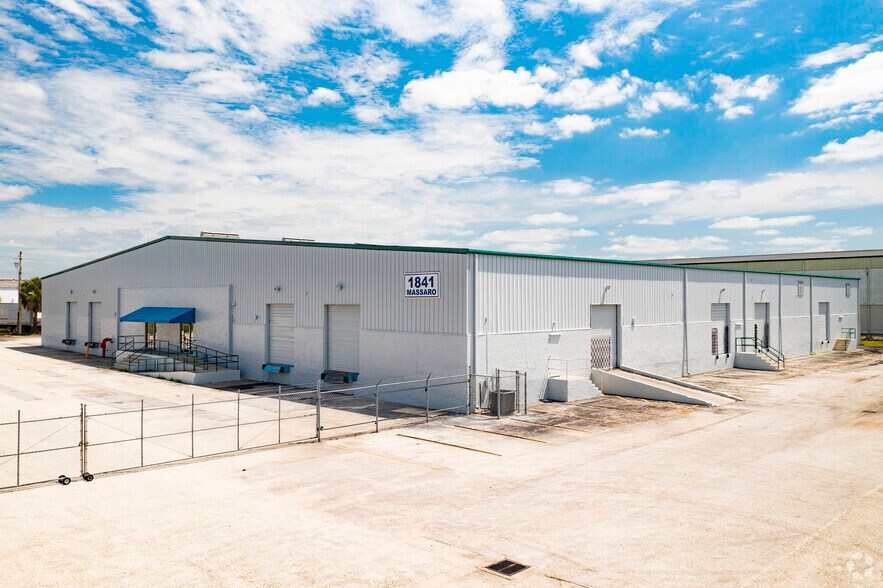 1841 Massaro Blvd, Tampa, FL à louer - Photo de l’immeuble – Image 2 sur 7