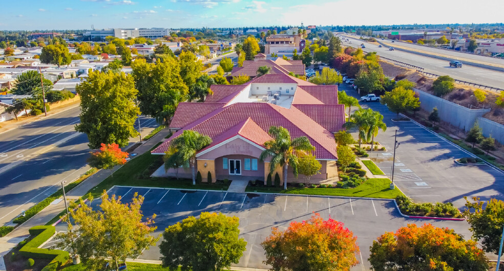 7575 N Fresno St, Fresno, CA à louer - Photo de l’immeuble – Image 2 sur 7