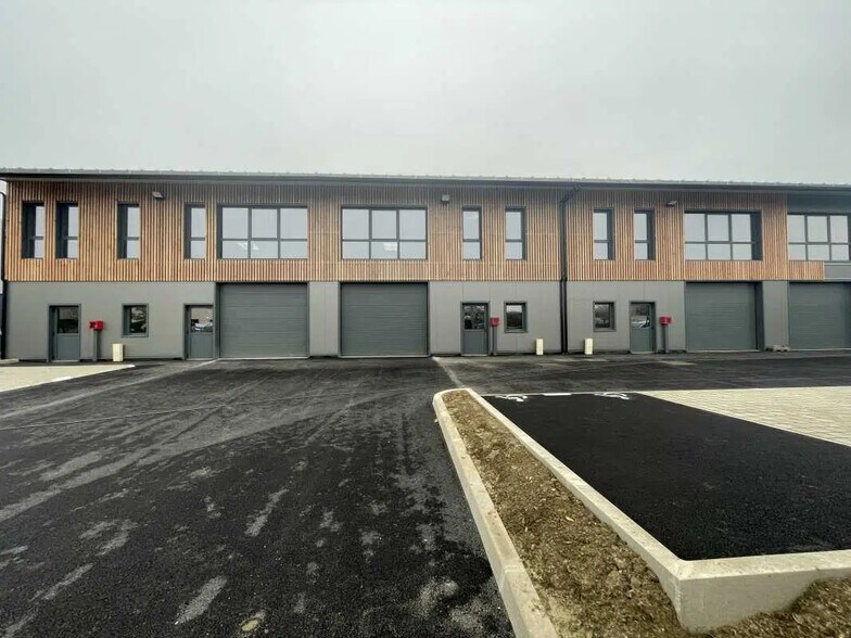 Local d’activités dans Ennery à louer - Photo de l’immeuble – Image 3 sur 5