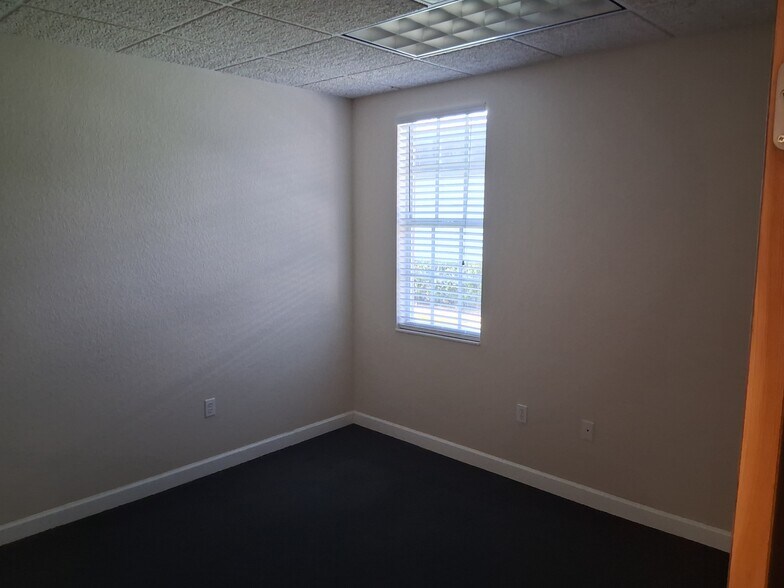 5218 4th Avenue Cir E, Bradenton, FL à louer - Photo de l’immeuble – Image 3 sur 8