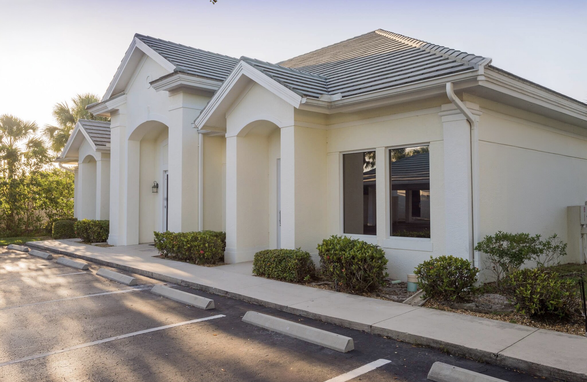 3459 Pine Ridge Rd, Naples, FL à louer Photo de l’immeuble– Image 1 sur 7