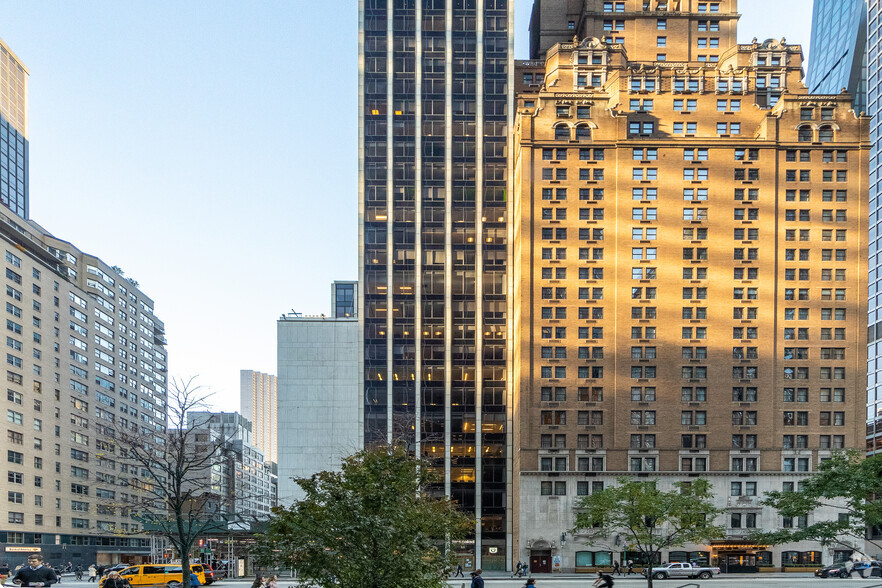 1350 Avenue of the Americas, New York, NY à louer - Photo de l’immeuble – Image 3 sur 8