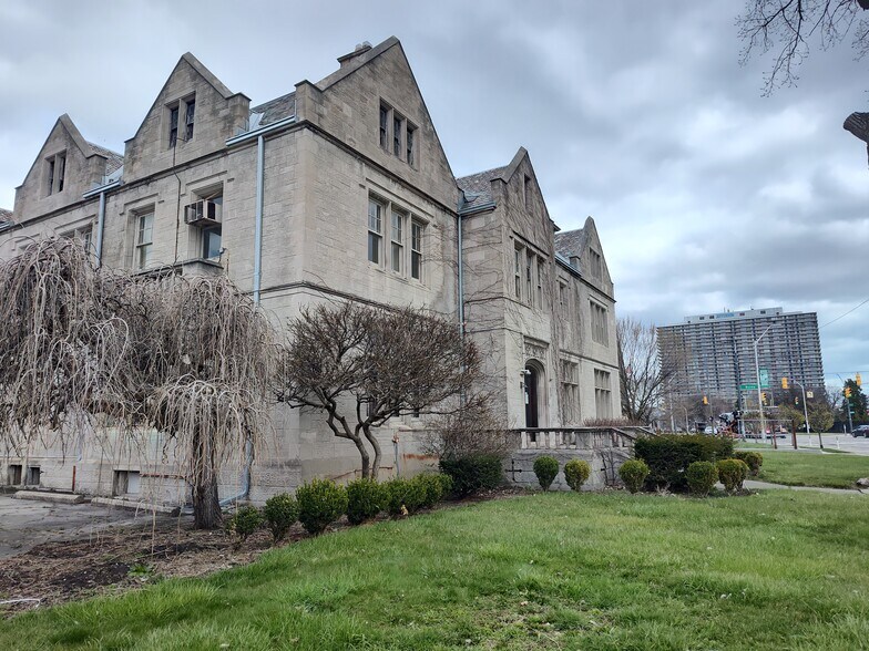 8443-8445 E Jefferson, Detroit, MI à vendre - Photo de l’immeuble – Image 3 sur 12
