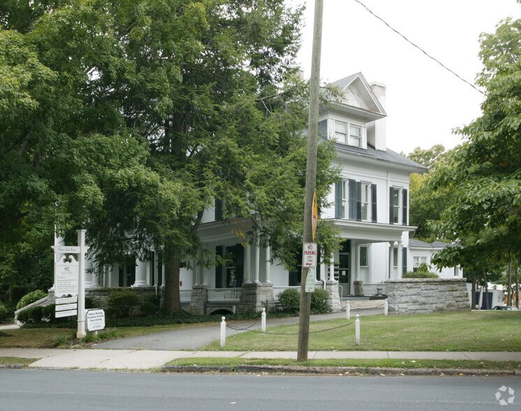 952 W Fourth St, Winston-Salem, NC à louer - Photo de l’immeuble – Image 2 sur 3