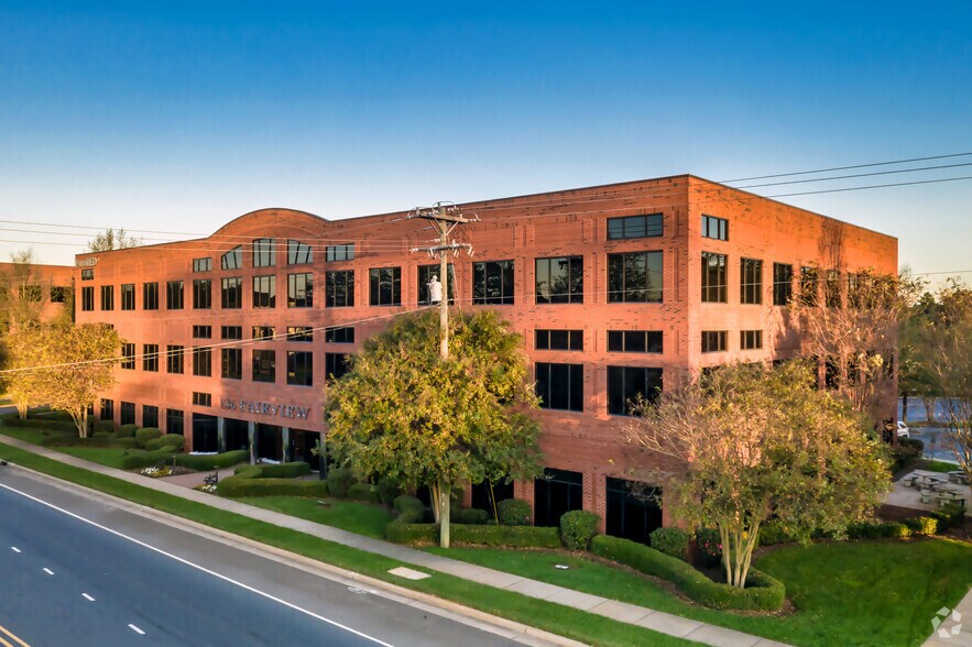 136 Fairview Rd, Mooresville, NC à louer - Photo de l’immeuble – Image 3 sur 5