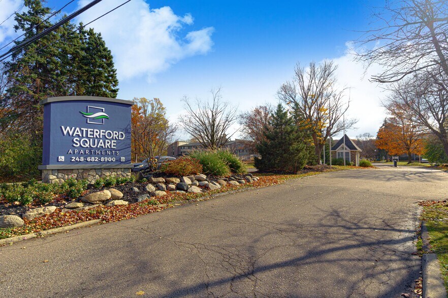 950 Village Green Ln, Waterford, MI à vendre - Photo de l’immeuble – Image 3 sur 24