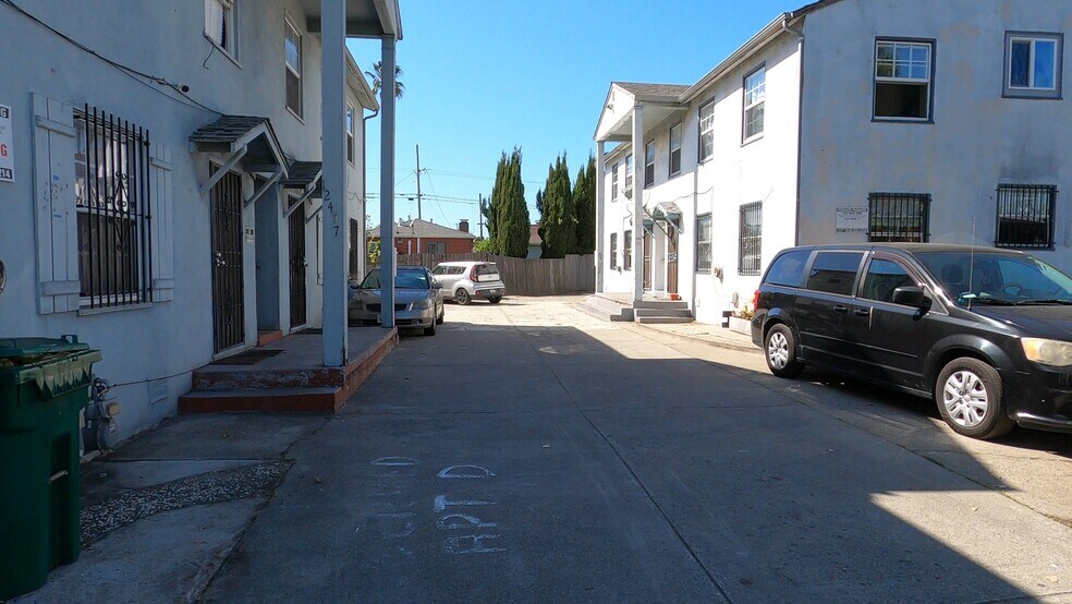 Portfolio of 2 4-Plexes in Richmond portefeuille de 2 biens à vendre sur LoopNet.fr - Photo principale – Image 2 sur 14