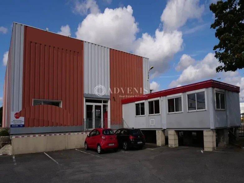 Local d’activités dans Coignières à louer - Photo de l’immeuble – Image 1 sur 4
