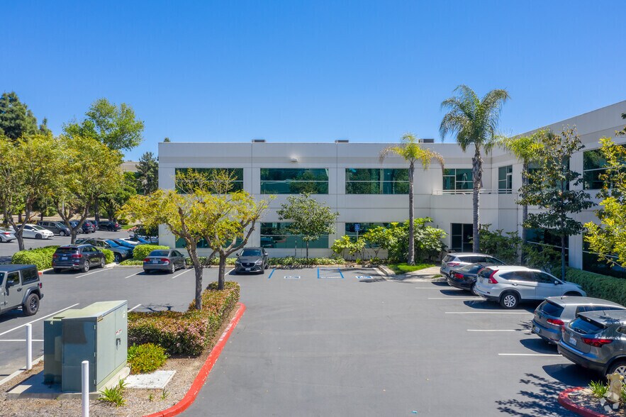 891 Kuhn Dr, Chula Vista, CA à louer - Photo de l’immeuble – Image 2 sur 9