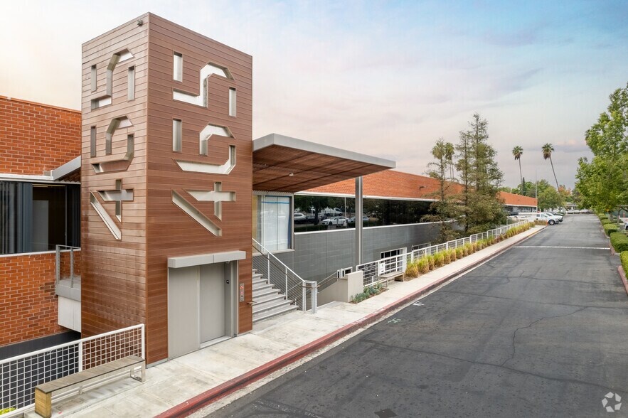 465 N Halstead St, Pasadena, CA à louer - Photo de l’immeuble – Image 3 sur 6