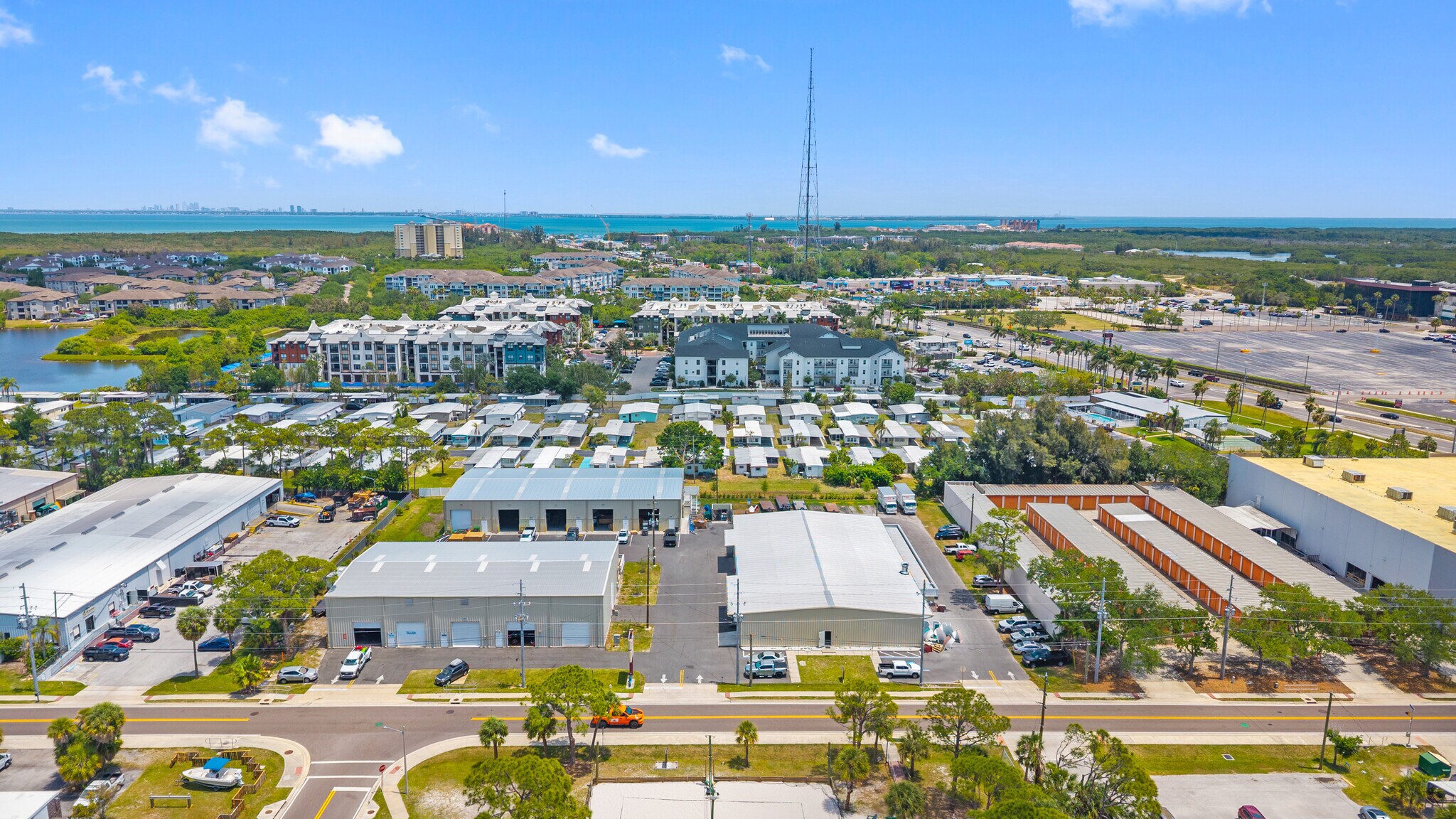 10525 Oak St NE, Saint Petersburg, FL à louer Photo de l’immeuble– Image 1 sur 3