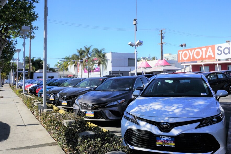 825 Santa Monica Blvd, Santa Monica, CA à vendre - Photo de l’immeuble – Image 2 sur 9