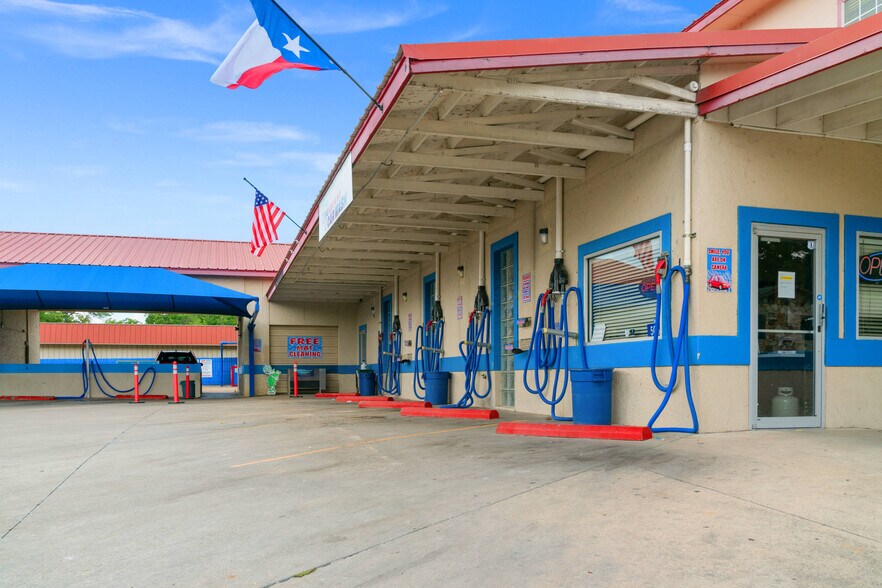 Car Wash 3 Express (Texas Locations) portefeuille de 3 biens à vendre sur LoopNet.fr - Photo de l’immeuble – Image 2 sur 4