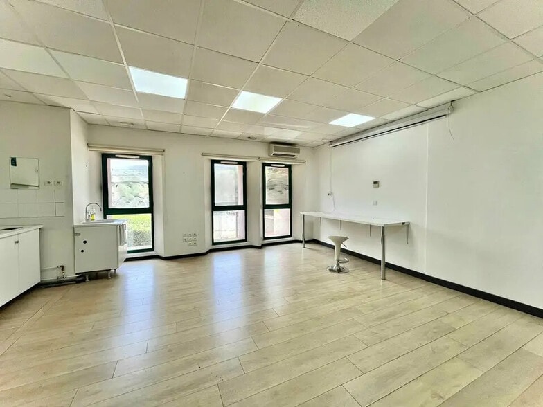 Bureau dans Mandelieu-la-Napoule à louer - Photo de l’immeuble – Image 1 sur 5