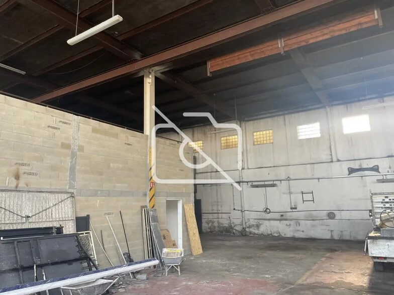 Local d’activités dans Bobigny à louer - Photo intérieure – Image 2 sur 13