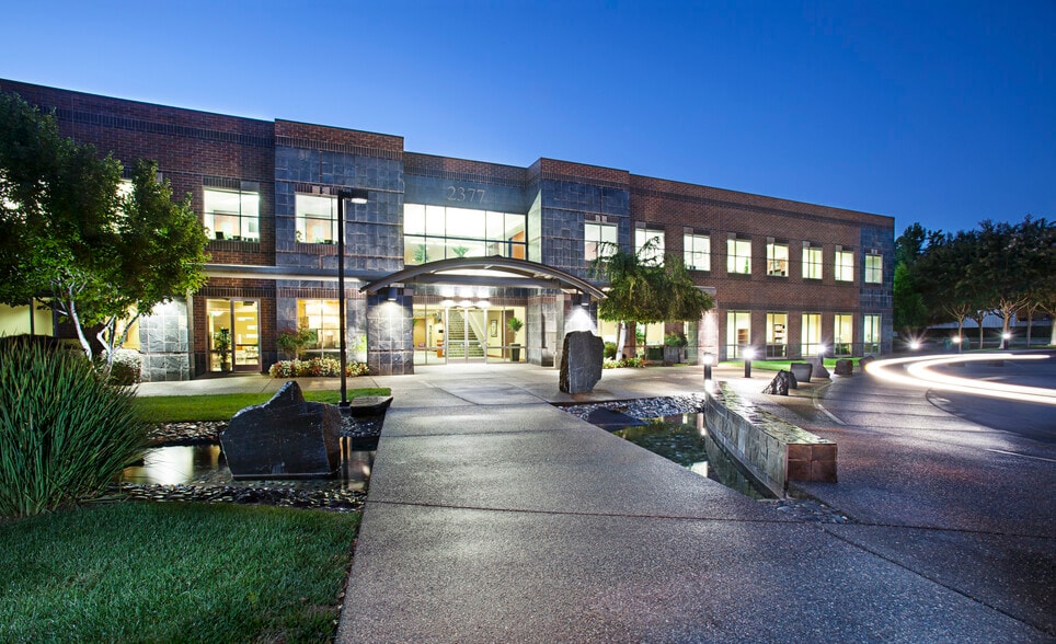 2377 Gold Meadow Way, Gold River, CA à louer - Photo de l’immeuble – Image 1 sur 35