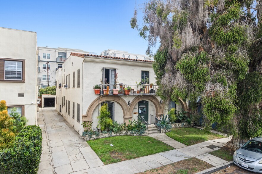 664 S Cloverdale Ave, Los Angeles, CA à vendre - Photo de l’immeuble – Image 3 sur 9
