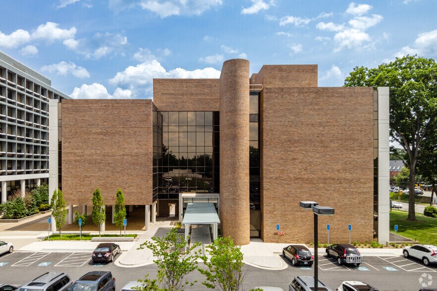8320 Old Courthouse Rd, Vienna, VA à louer - Photo de l’immeuble – Image 2 sur 23
