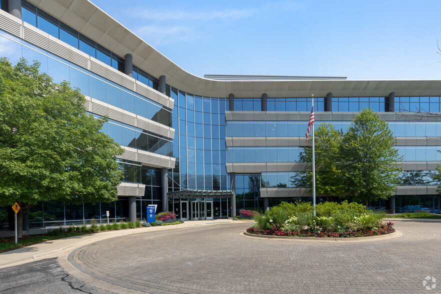 700 Commerce Dr, Oak Brook, IL à louer - Photo de l’immeuble – Image 2 sur 11