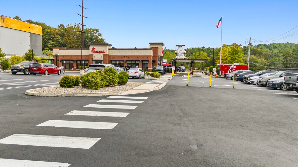 115 Plaza 611 Ln, Stroudsburg, PA à vendre - Photo de l’immeuble – Image 2 sur 4