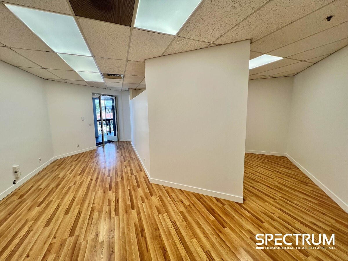 23206 Lyons Ave, Santa Clarita, CA 91321 - Lot 207 -  - Photo intérieure - Image 1 of 5