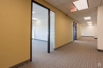 5920 & 5940 Macleod Trl SW, Calgary, AB à louer Photo intérieure– Image 2 sur 7