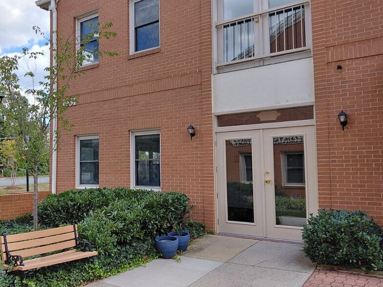 1031 Sterling Rd, Herndon, VA à louer - Photo de l’immeuble – Image 3 sur 8