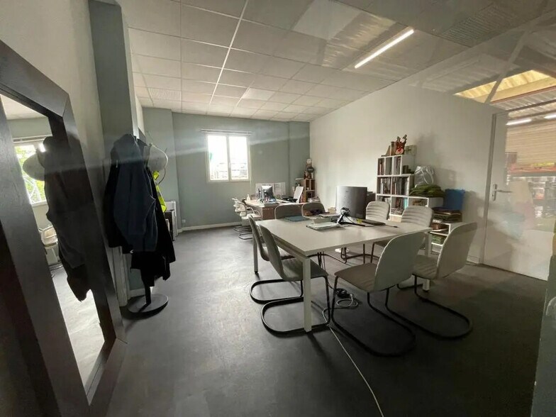 24 Avenue Louis De Broglie, Le Thillay à louer - Photo de l’immeuble – Image 3 sur 7
