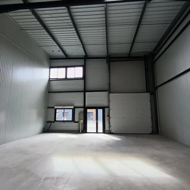 Plus de détails pour Local d'activités à louer