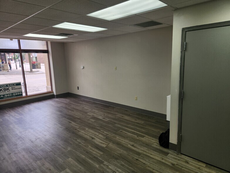 234 W Main St, Waukesha, WI à louer - Photo intérieure – Image 1 sur 3