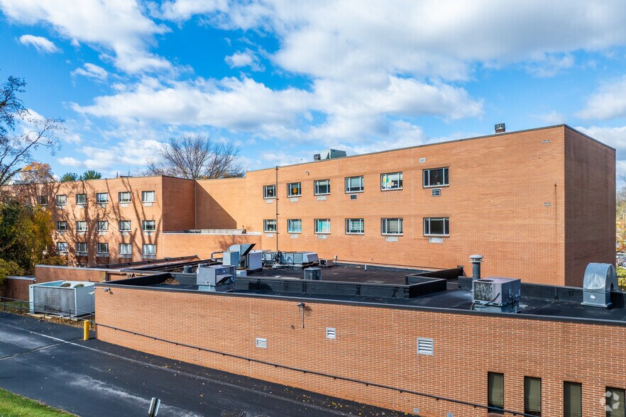 100 E Lancaster Ave, Wynnewood, PA à louer - Photo de l’immeuble – Image 3 sur 5