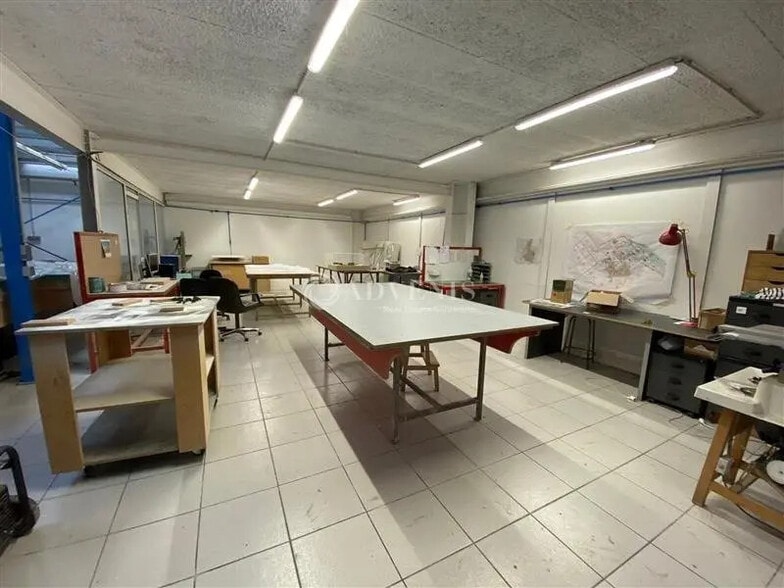 Local d'activités dans Saint-Thibault-des-Vignes à vendre - Photo de l’immeuble – Image 3 sur 12