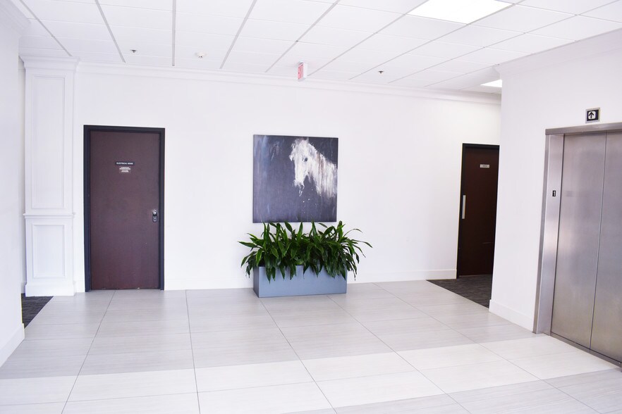 1903 Central Dr, Bedford, TX à louer - Hall d’entrée – Image 2 sur 2