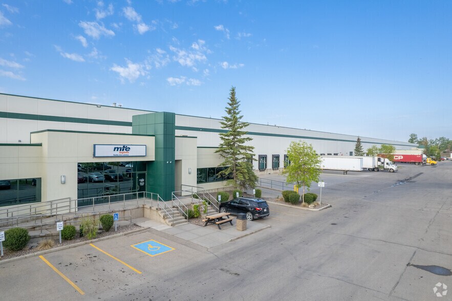 6505 48th St SE, Calgary, AB à louer - Photo principale – Image 1 sur 7