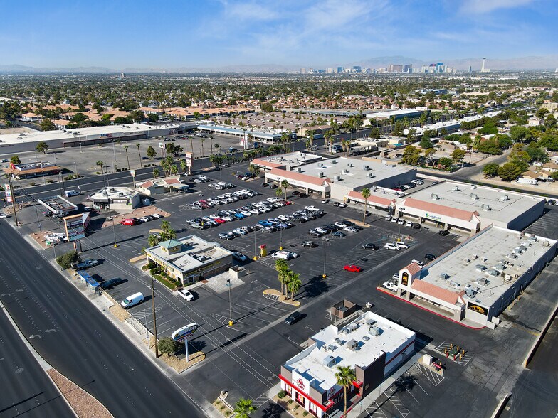 601-725 N Nellis Blvd, Las Vegas, NV à louer - Photo de l’immeuble – Image 2 sur 7