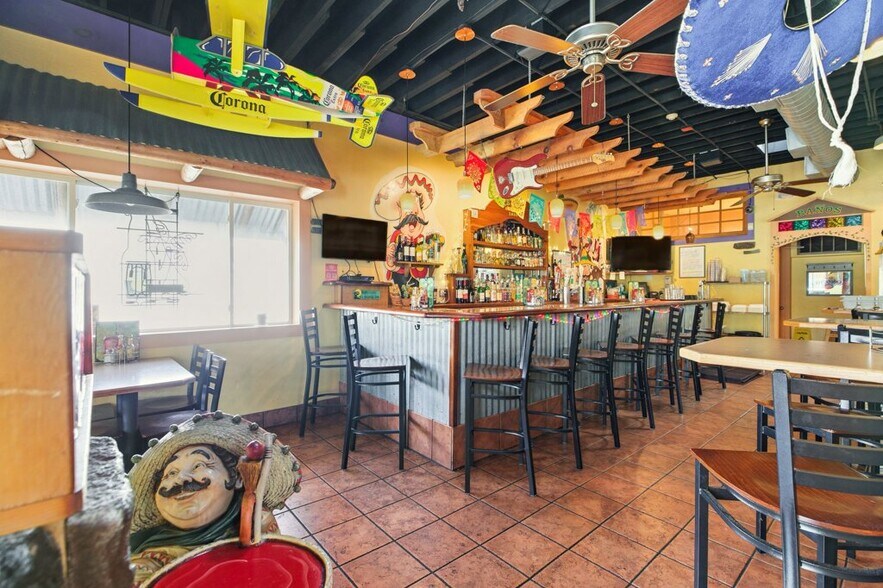 651 W Main Rd, Middletown, RI à vendre - Photo de l’immeuble – Image 3 sur 12