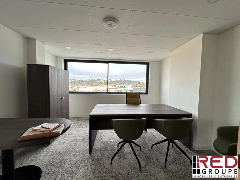 Bureau dans Gignac-la-Nerthe à louer - Photo de l’immeuble – Image 2 sur 10