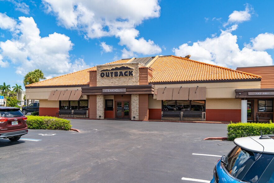 4910 Tamiami Trl N, Naples, FL à louer - Photo de l’immeuble – Image 3 sur 6