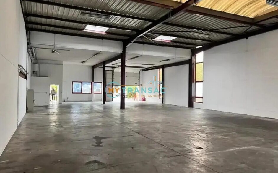 Local d’activités dans Le Blanc-Mesnil à louer - Photo de l’immeuble – Image 2 sur 4