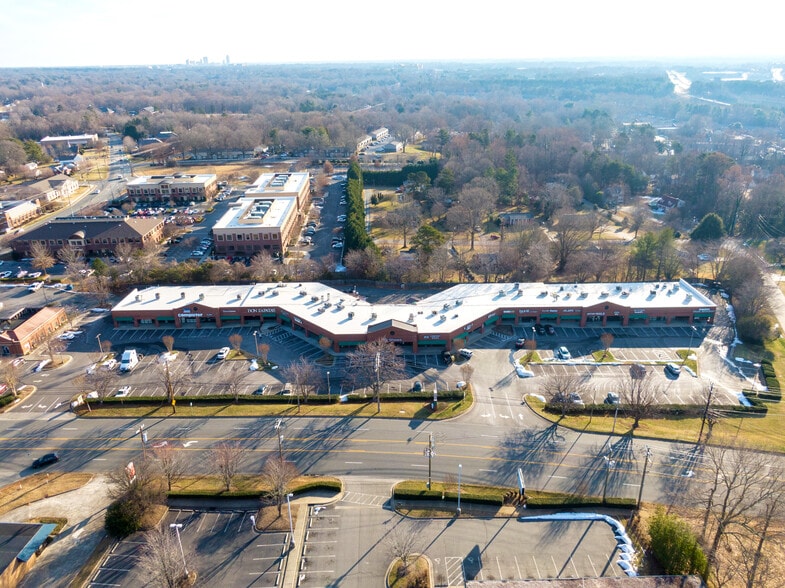 121-217 Jonestown Rd, Winston-Salem, NC à louer - Photo principale – Image 1 sur 5