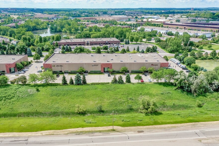 935 Blue Gentian Rd, Eagan, MN à louer - Photo de l’immeuble – Image 2 sur 3