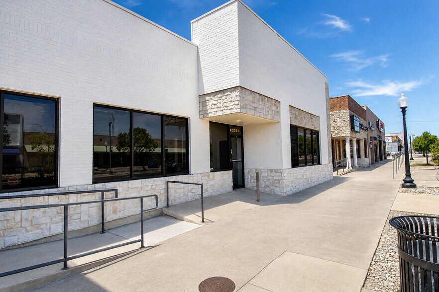 220 W Jefferson Blvd, Dallas, TX à louer - Photo de l’immeuble – Image 2 sur 13
