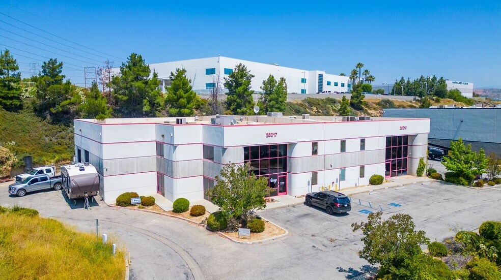 25217 Anza Dr, Valencia, CA à vendre - Photo de l’immeuble – Image 3 sur 10