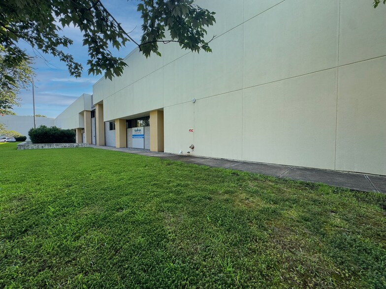 889 Seahawk Cir, Virginia Beach, VA à louer - Photo de l’immeuble – Image 2 sur 12