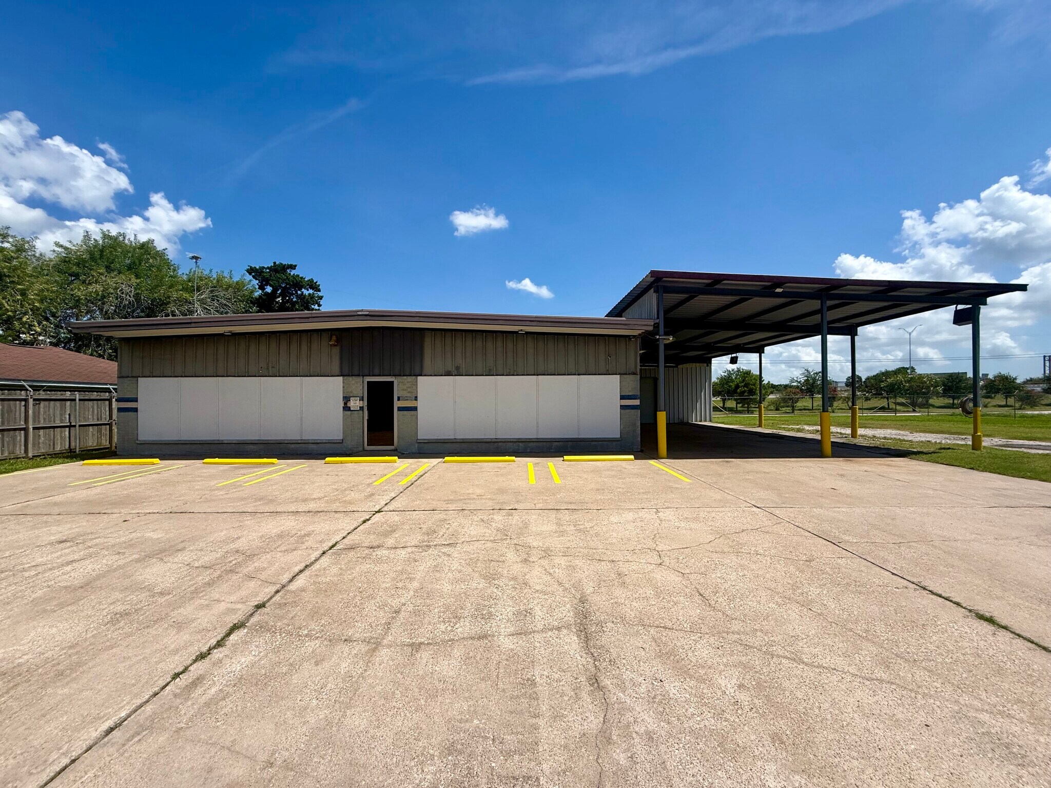 204 Schilling St, Baytown, TX à louer Photo de l’immeuble– Image 1 sur 17