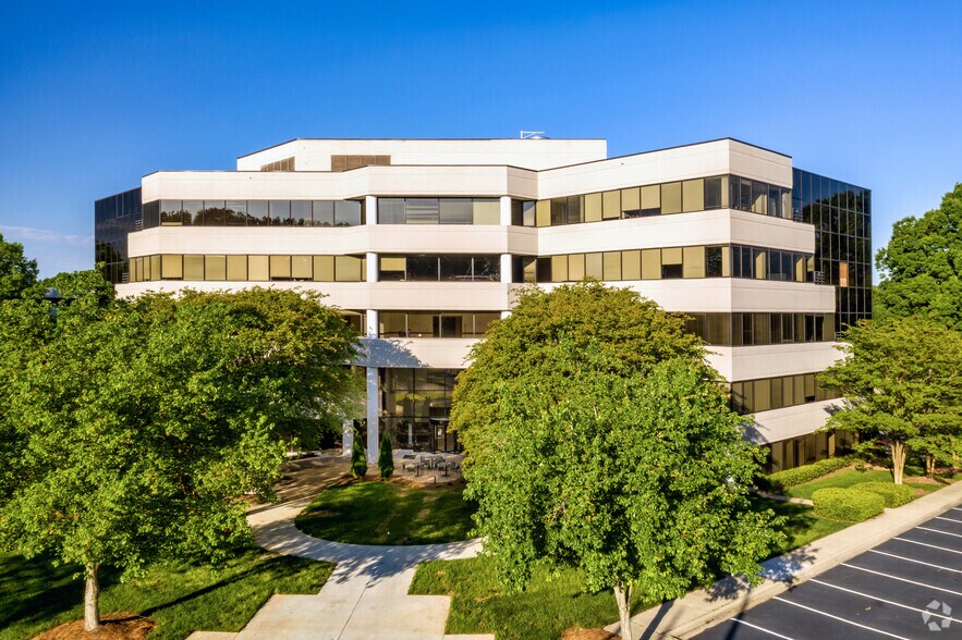 5200 77 Center Dr, Charlotte, NC à louer - Photo principale – Image 1 sur 17