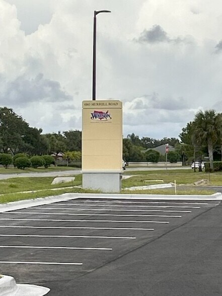 6865 Murrell Rd, Melbourne, FL à louer - Photo de l’immeuble – Image 3 sur 12