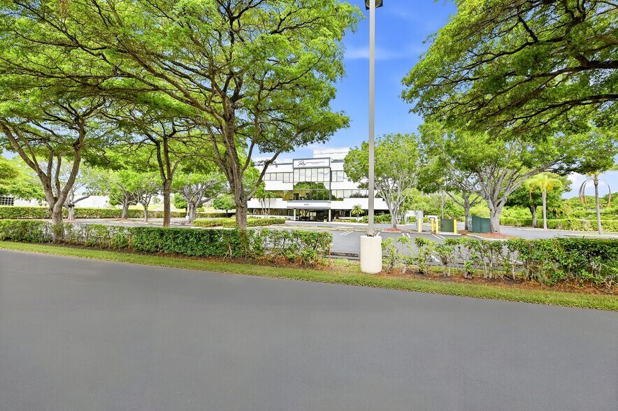 5325 Greenwood Ave, West Palm Beach, FL à louer - Photo de l’immeuble – Image 3 sur 17