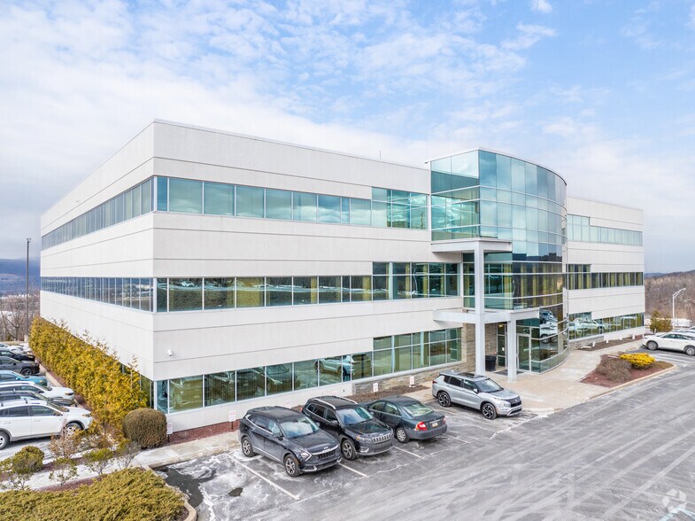 54 Glenmaura National Blvd, Moosic, PA à louer - Photo de l’immeuble – Image 2 sur 5