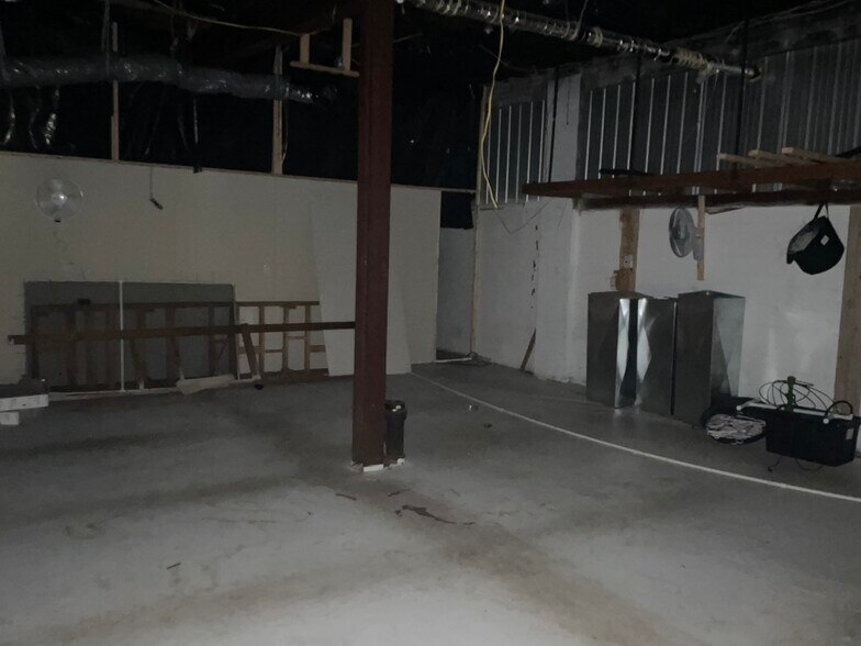 2211 S Saginaw St, Flint, MI à louer - Photo intérieure – Image 3 sur 7